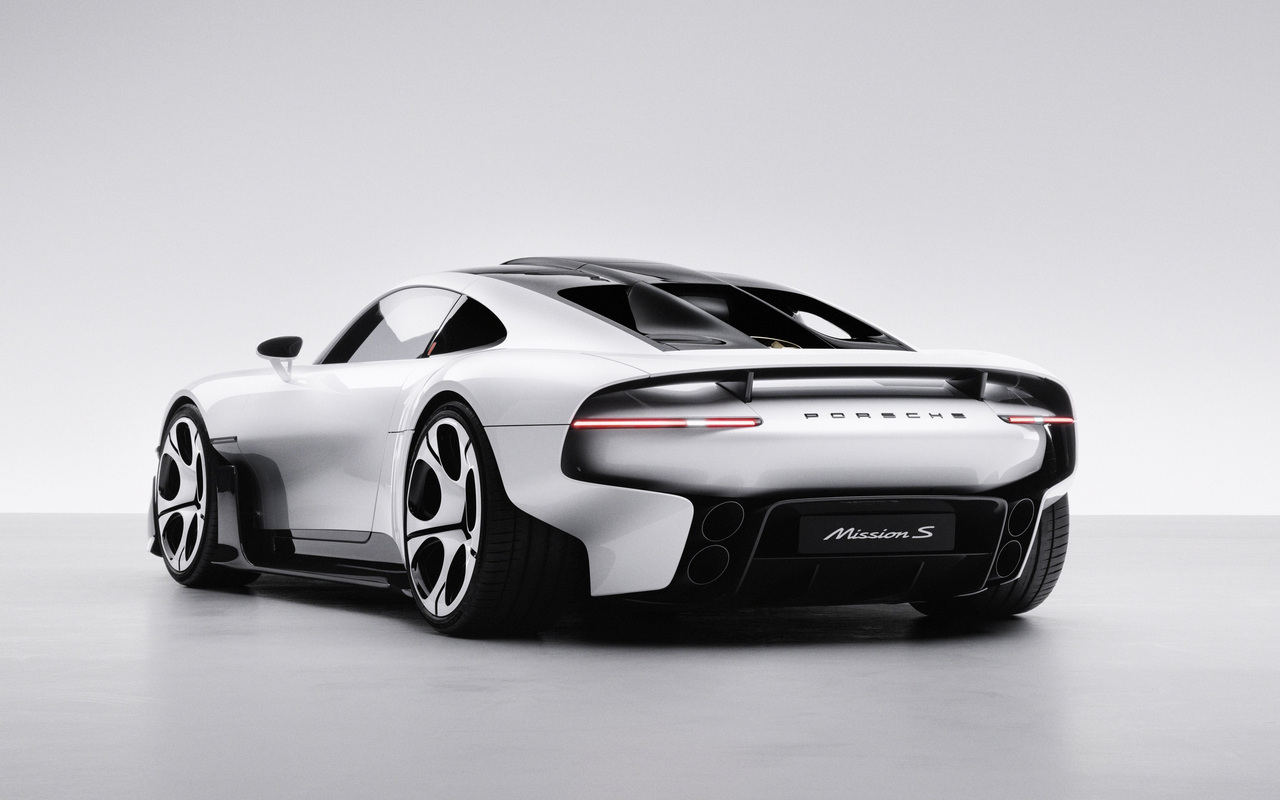Porsche Mission S branco visto de três quartos traseiro em estúdio