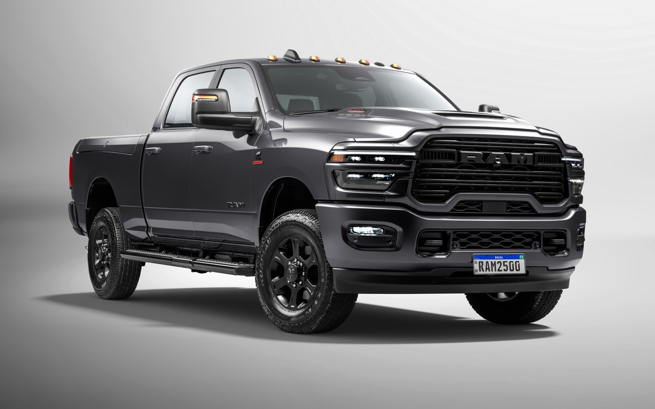 Ram 2500 Laramie Night Edition cinza em vista de três quartos dianteira
