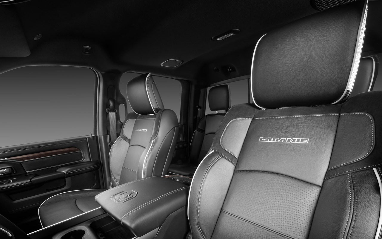 Bancos dianteiros pretos da Ram 2500 Laramie Night Edition
