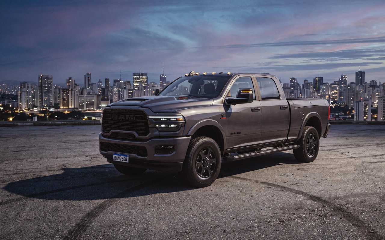Ram 2500 Laramie Night Edition em vista dianteira ao entardecer
