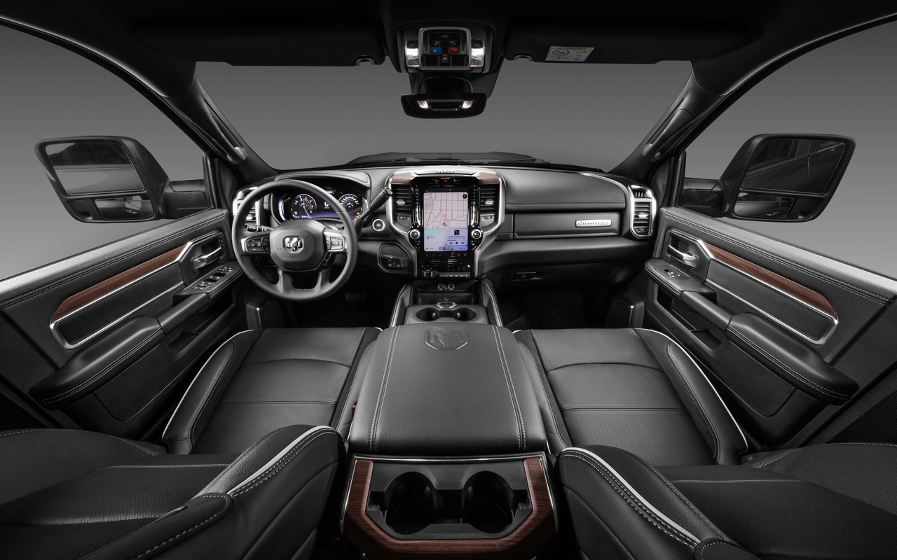 Painel e console da Ram 2500 Laramie Night Edition