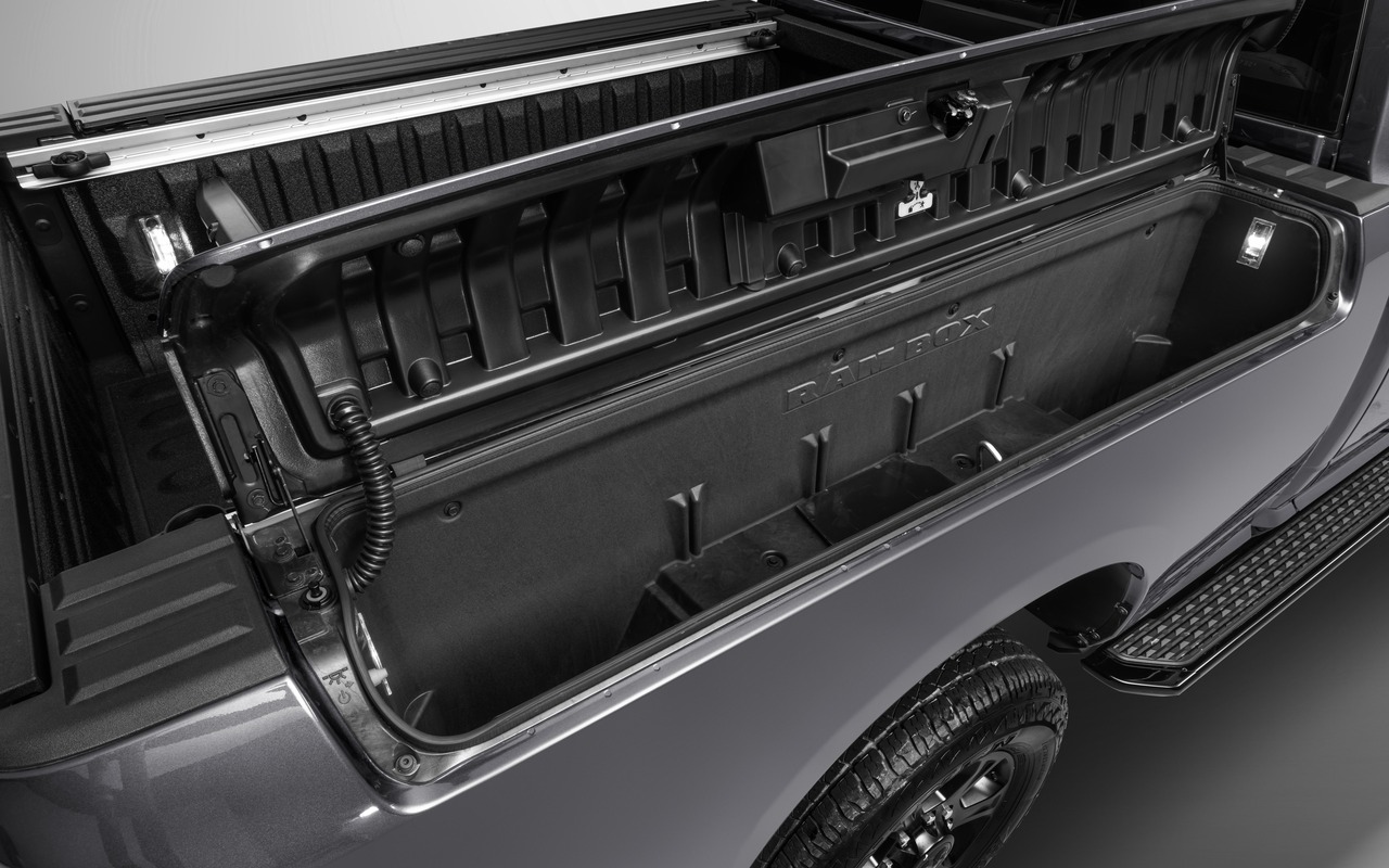 Compartimento lateral RamBox aberto na Ram 2500