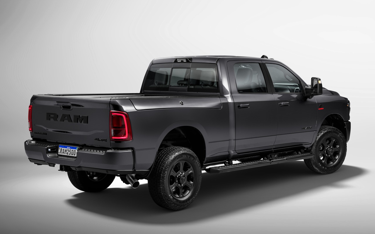 Ram 2500 Laramie Night Edition em vista de três quartos traseira