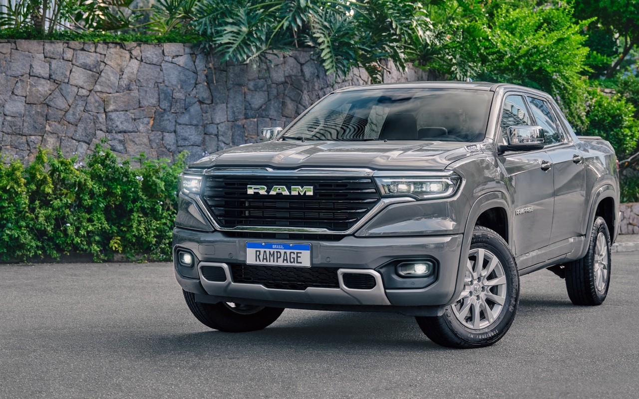 Ram Rampage Big Horn cinza vista de três-quartos dianteiros, com grade e faróis em destaque