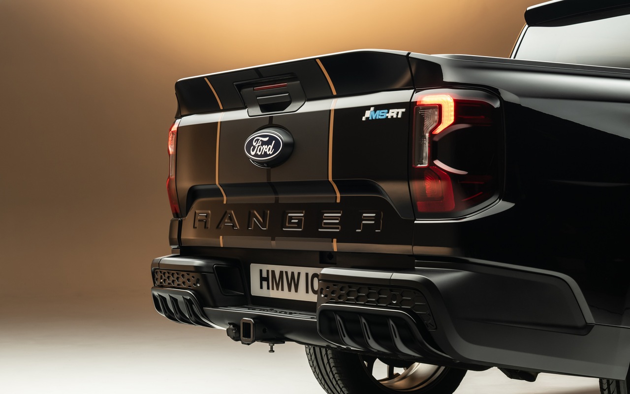 Detalhe da traseira da Ford Ranger MS-RT Champion Edition, com faixas douradas, spoiler na caçamba e difusor no para-choque