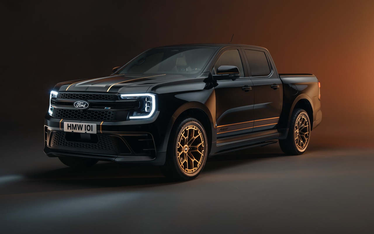 Ford Ranger MS-RT Champion Edition preta em vista dianteira de três quartos aproximada, com rodas douradas e faixas na carroceria