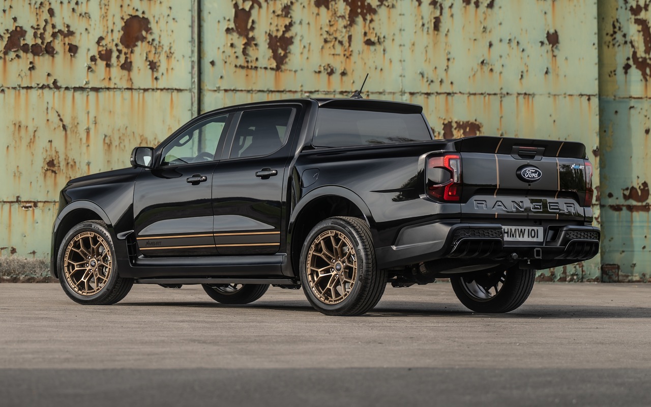 Ford Ranger MS-RT Champion Edition preta vista de três quartos traseiros, com rodas douradas e faixas na lateral