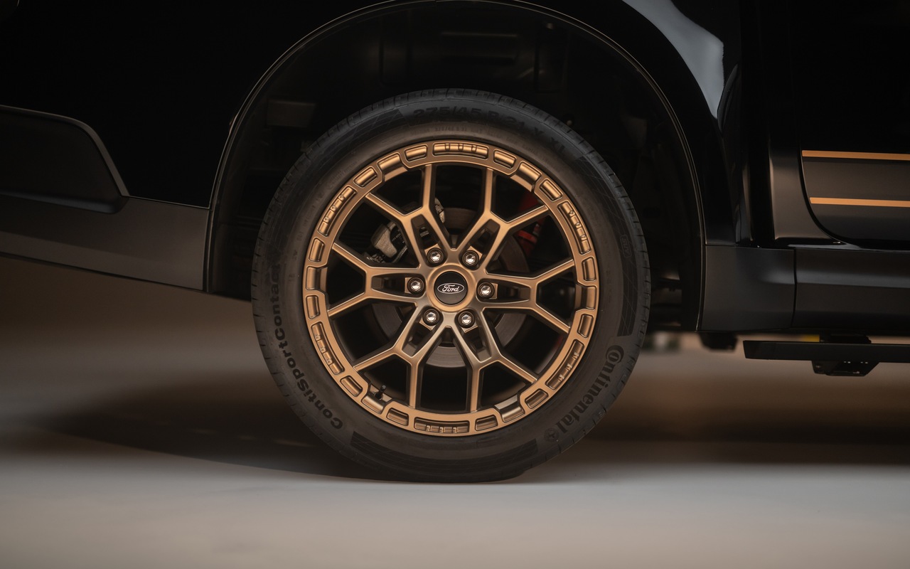 Detalhe da roda dourada de aro 21 da Ford Ranger MS-RT Champion Edition