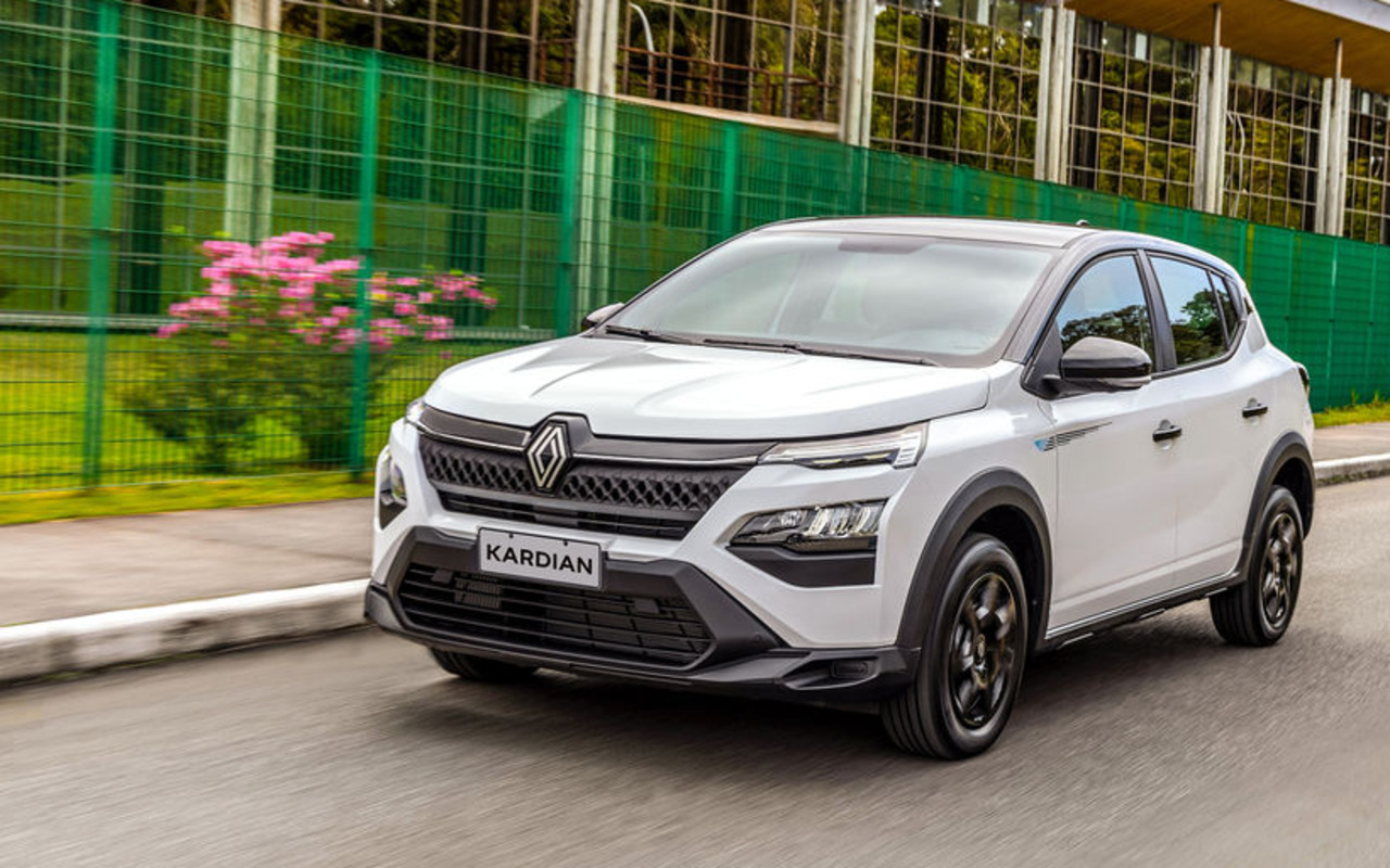 Renault Kardian Vibe branco em movimento, visto de três quartos dianteiros.