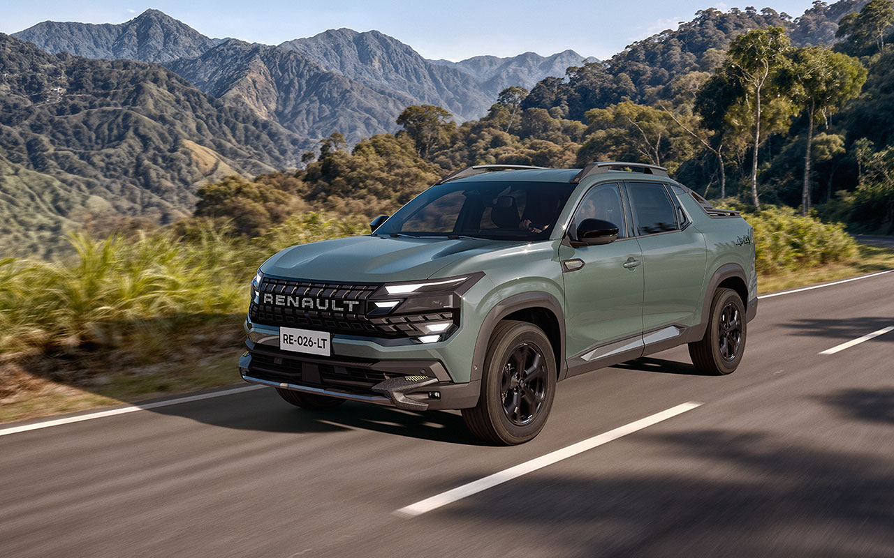 Renault Niagara verde vista de frente e de lado em uma estrada