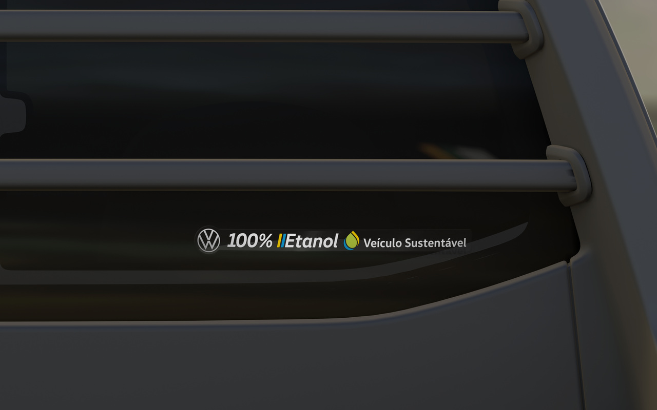 Adesivo 100% Etanol no vidro traseiro da Saveiro, junto às barras de proteção da cabine