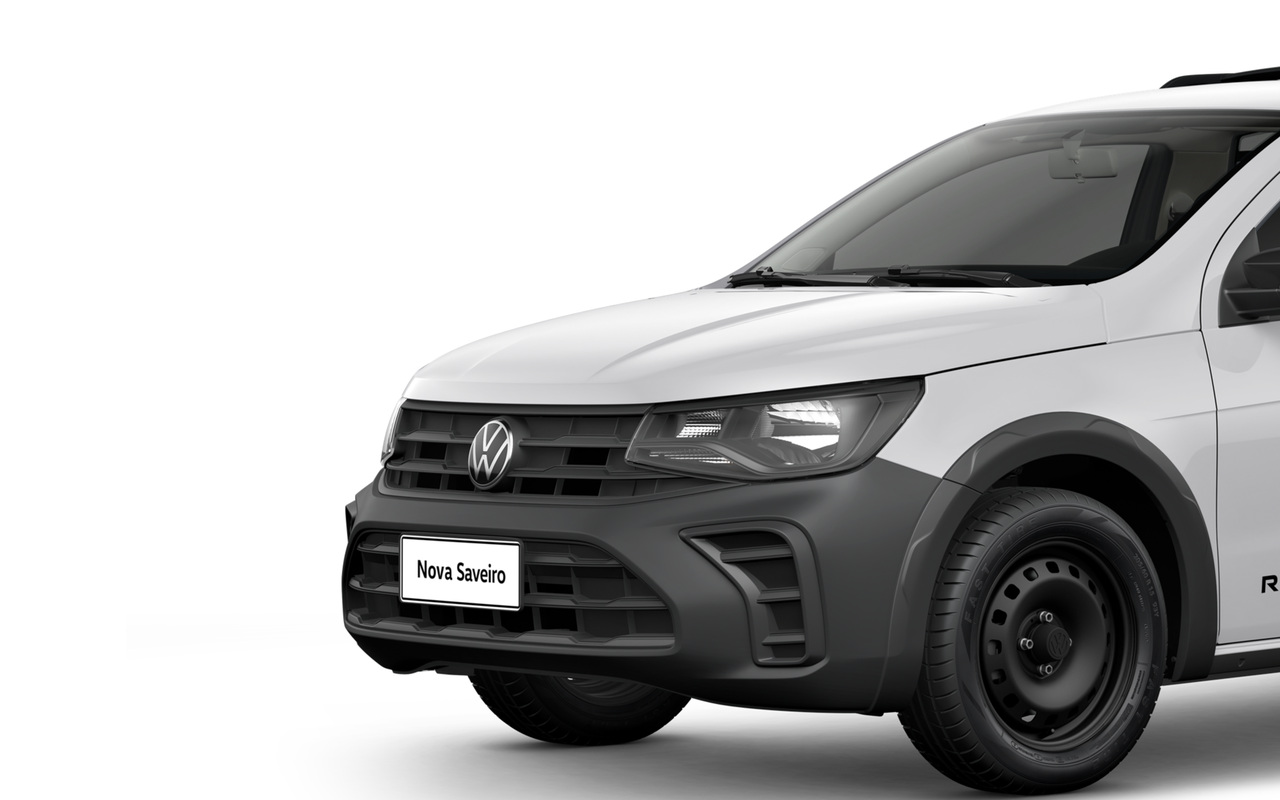 Dianteira da Volkswagen Saveiro Robust branca, com grade, faróis e para-choque preto