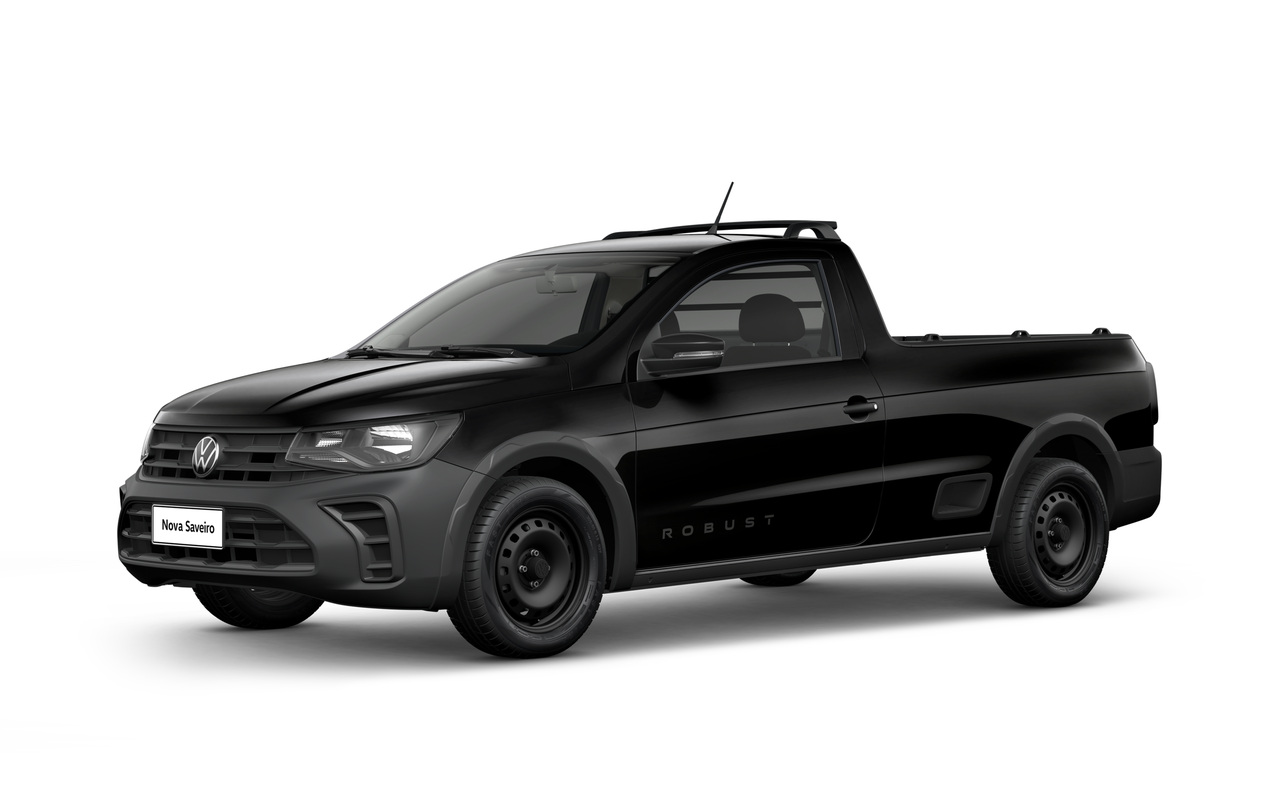 Volkswagen Saveiro Robust preta vista de três quartos dianteiros, com cabine simples