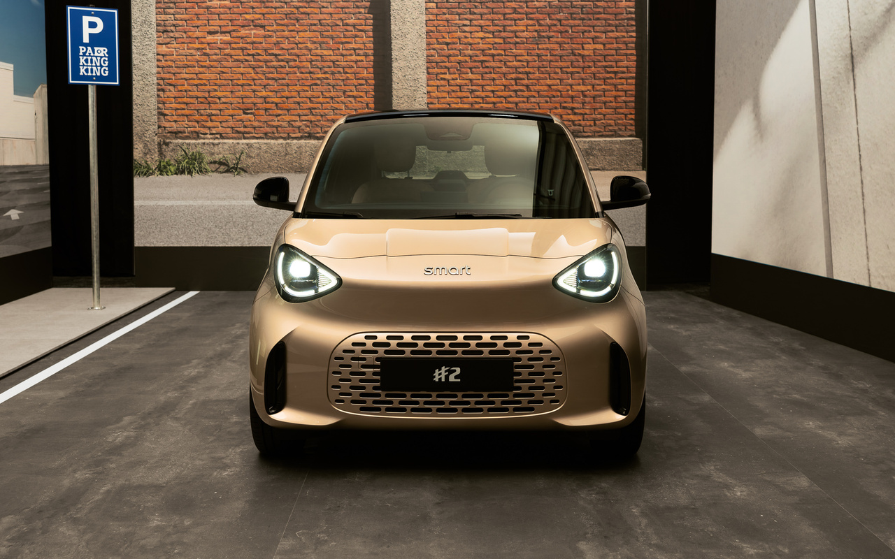 Smart #2 Premium dourado visto de frente, com faróis acesos e carroceria centralizada