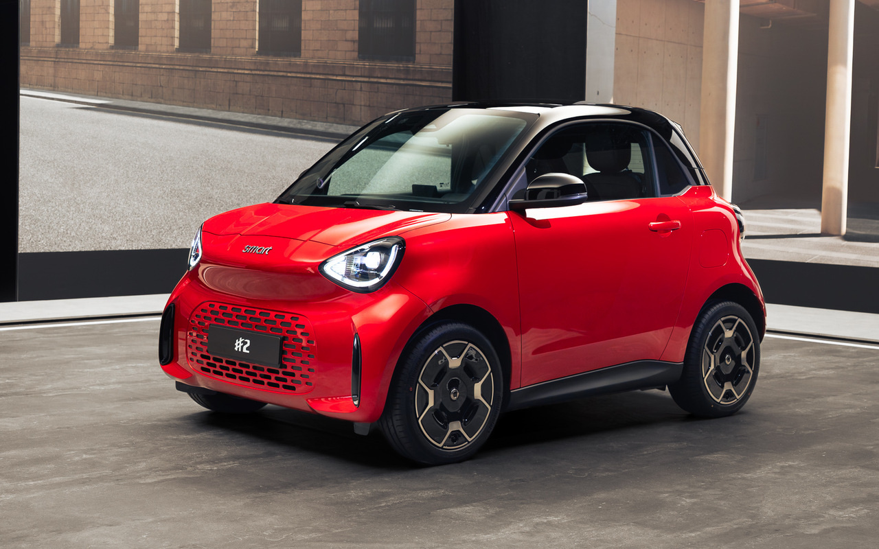 Smart #2 Premium vermelho visto de três quartos dianteiro em ambiente de apresentação
