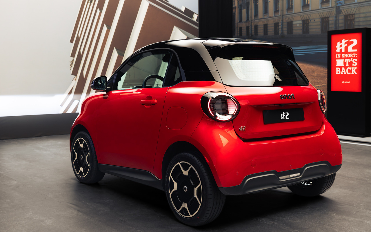 Smart #2 Premium vermelho visto de três quartos traseiro, com lanternas circulares e teto contrastante