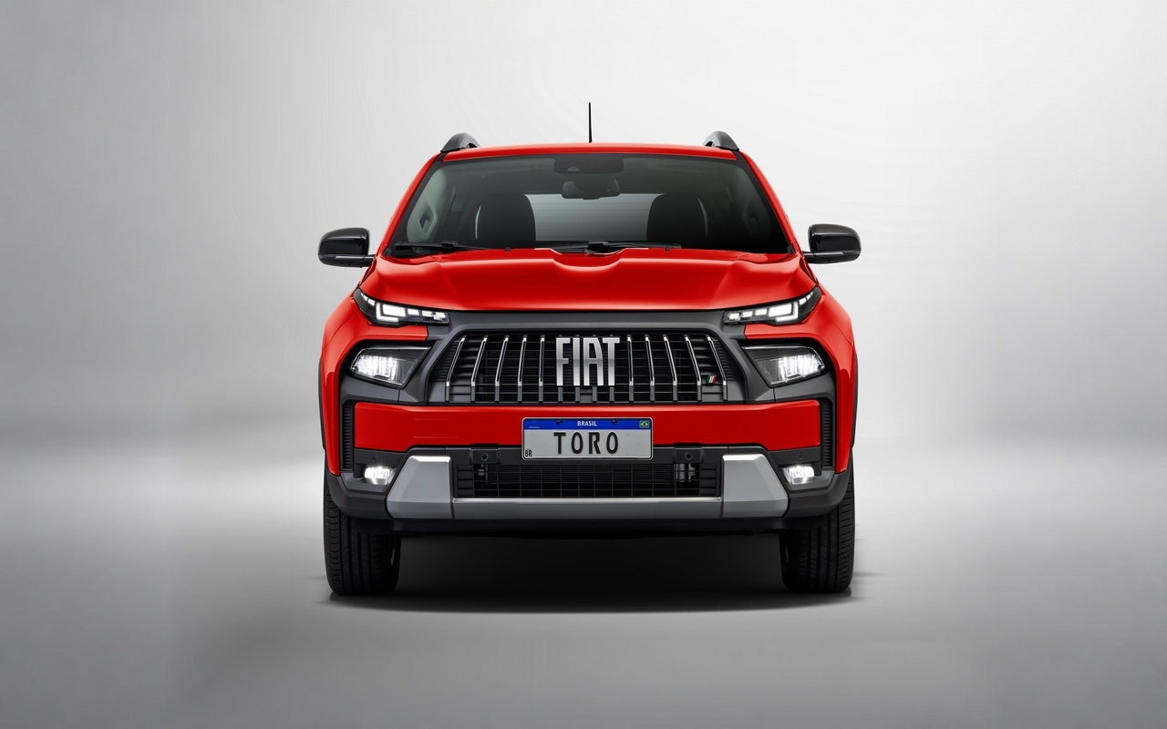 Fiat Toro vermelha vista de frente, inteira e centralizada