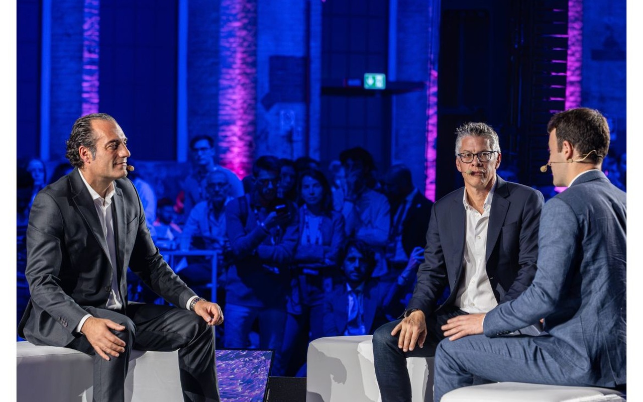 Participantes da apresentação sobre inteligência artificial da Stellantis e Wayve em Turim