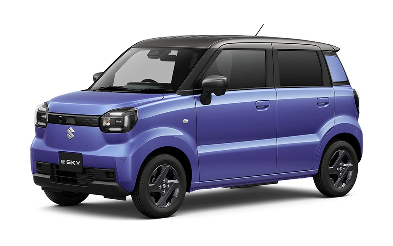 Suzuki e SKY azul e preto visto de três quartos dianteiro sobre fundo branco