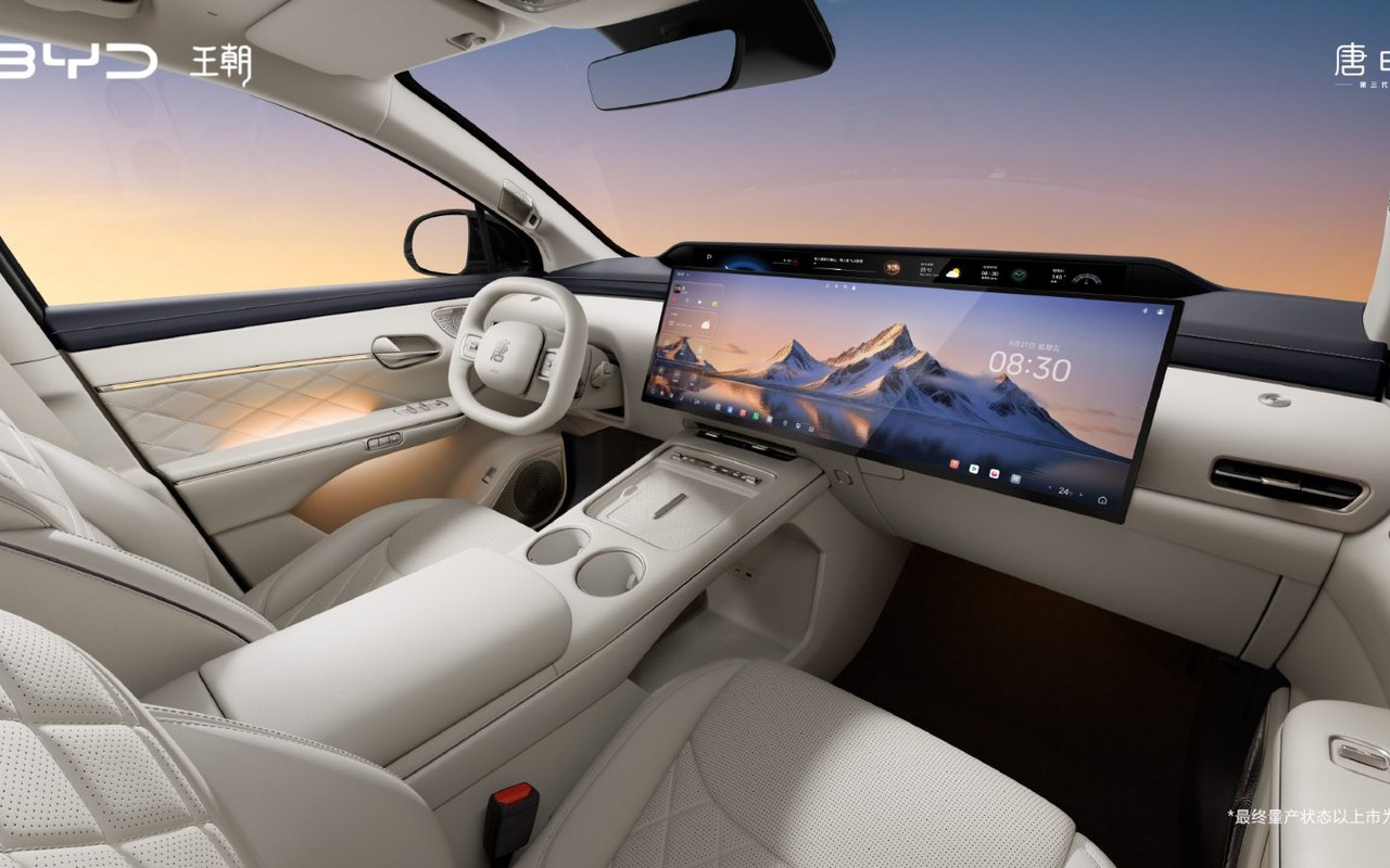 Painel bege do novo BYD Tang, com tela panorâmica central e faixa de instrumentos próxima ao para-brisa