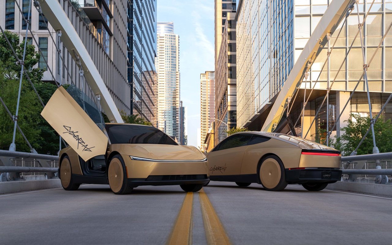 Dois Tesla Cybercab dourados, um visto de frente com a porta aberta e outro de traseira