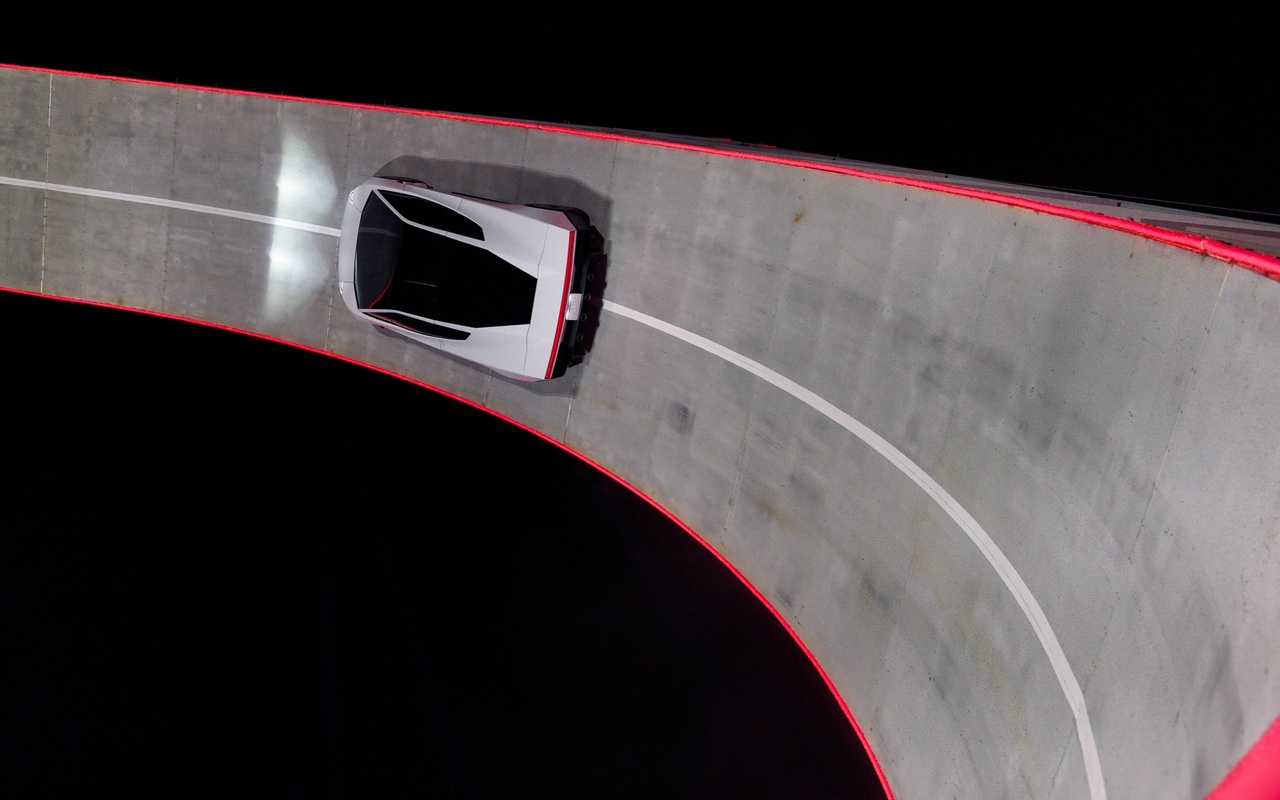 Tesla Roadster visto de cima sobre a seção curva da rampa de demonstração