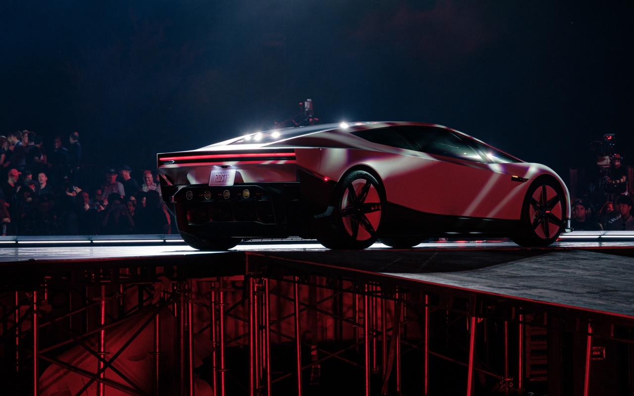 Tesla Roadster visto de três quartos traseiro no palco da apresentação