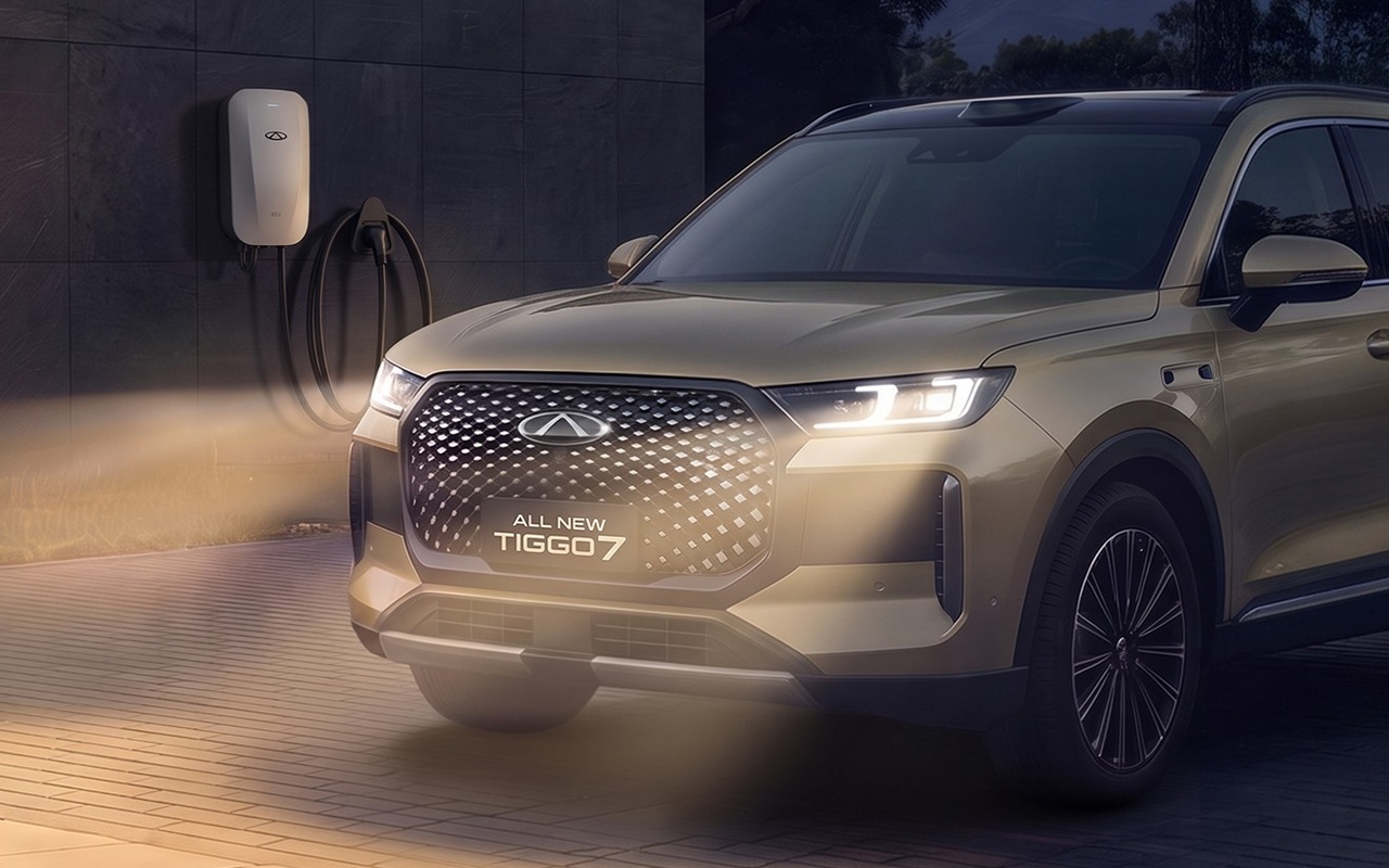 Dianteira do novo Chery Tiggo 7 dourado, com grade e faróis em destaque