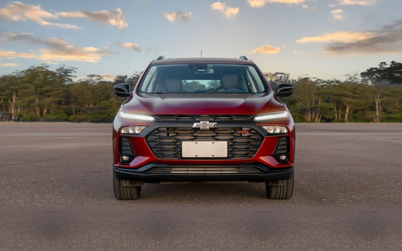 Chevrolet Tracker RS 1.2 2026 vermelho visto de frente em imagem de referência