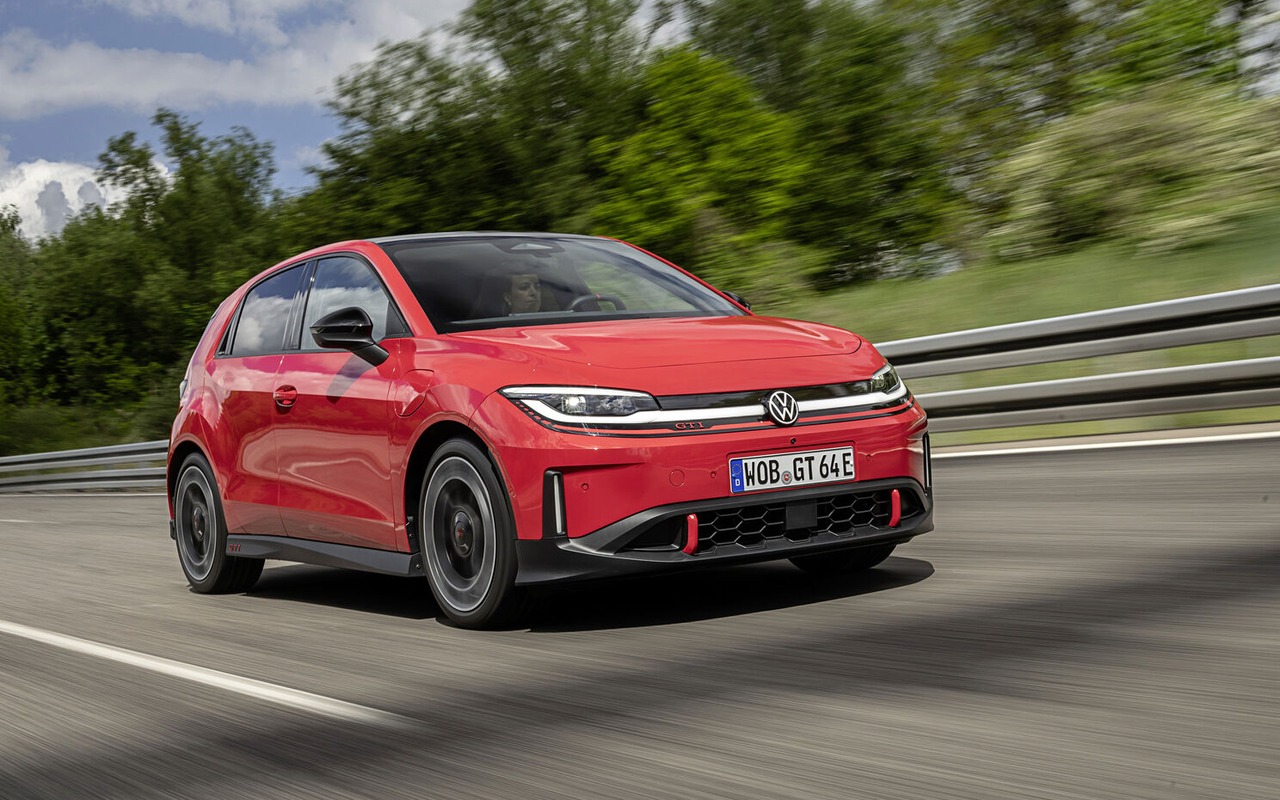 Volkswagen ID. Polo GTI vermelho em movimento, visto de três quartos dianteiro