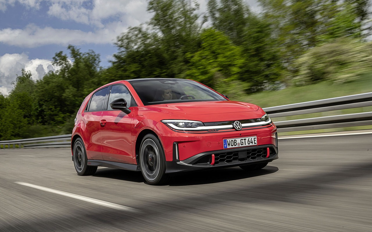 Volkswagen ID. Polo GTI vermelho em movimento, visto de três quartos dianteiro