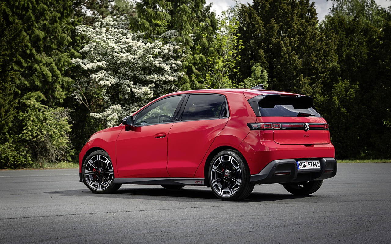 Volkswagen ID. Polo GTI vermelho visto de três quartos traseiro