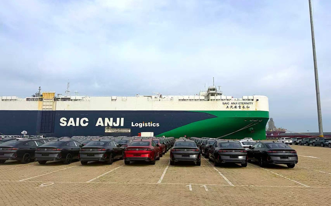 Veículos da SAIC Volkswagen preparados para exportação junto ao navio