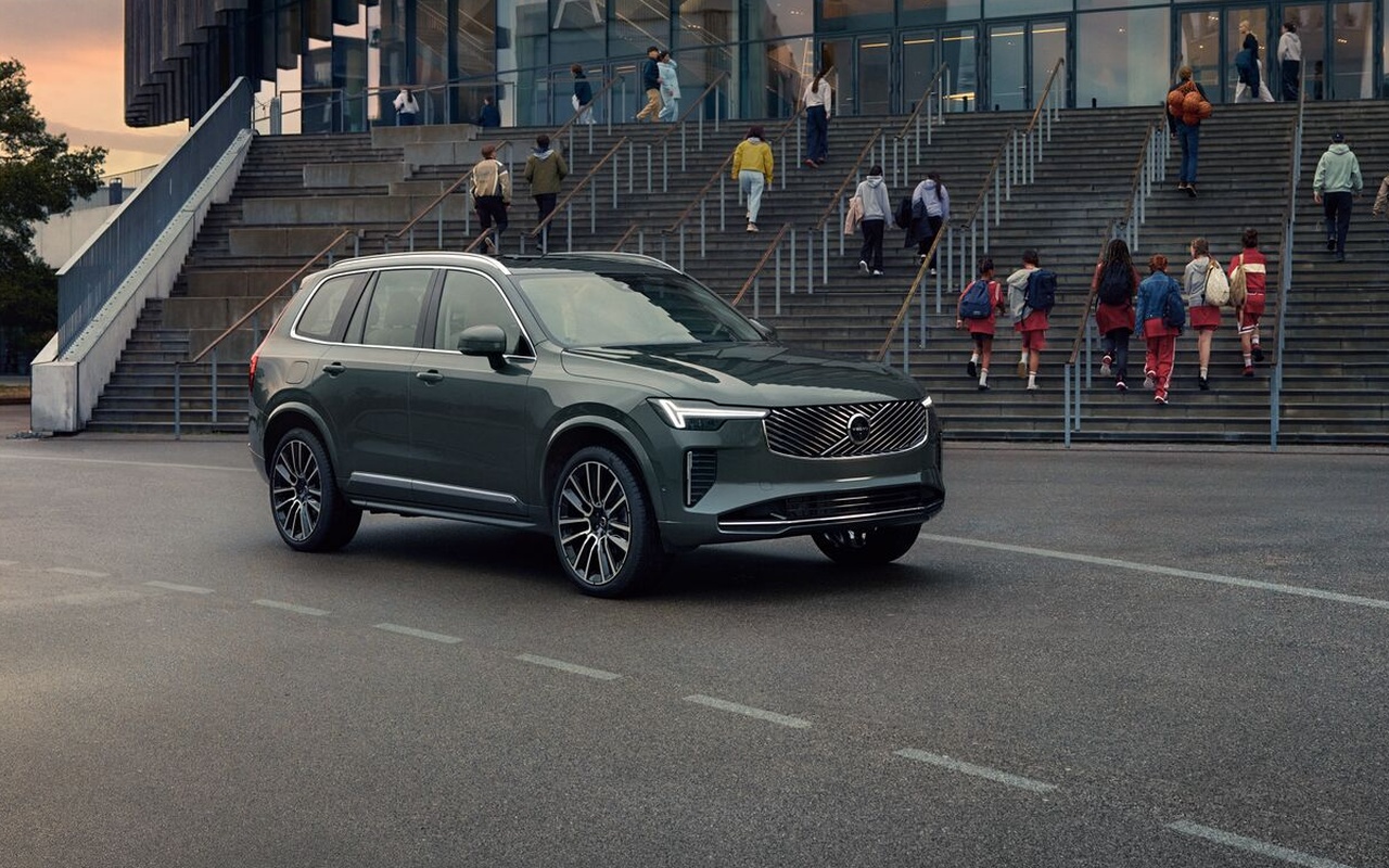 Volvo XC90 verde em frente a edifício