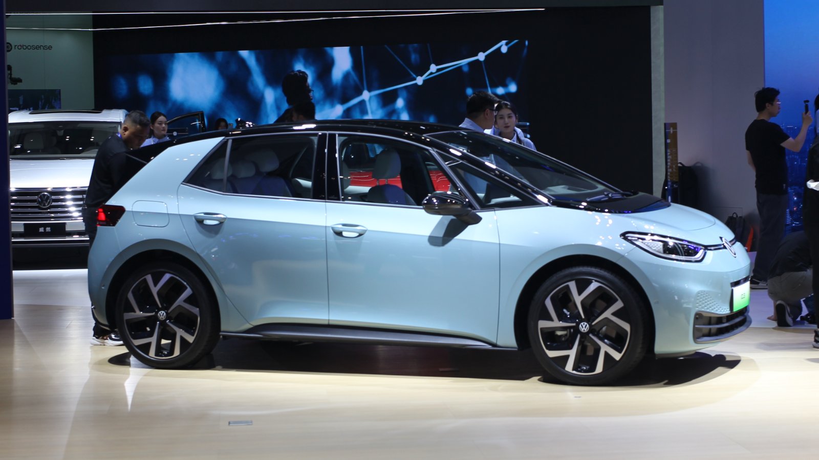 Volkswagen elétrico em exposição, visto de três quartos dianteiros